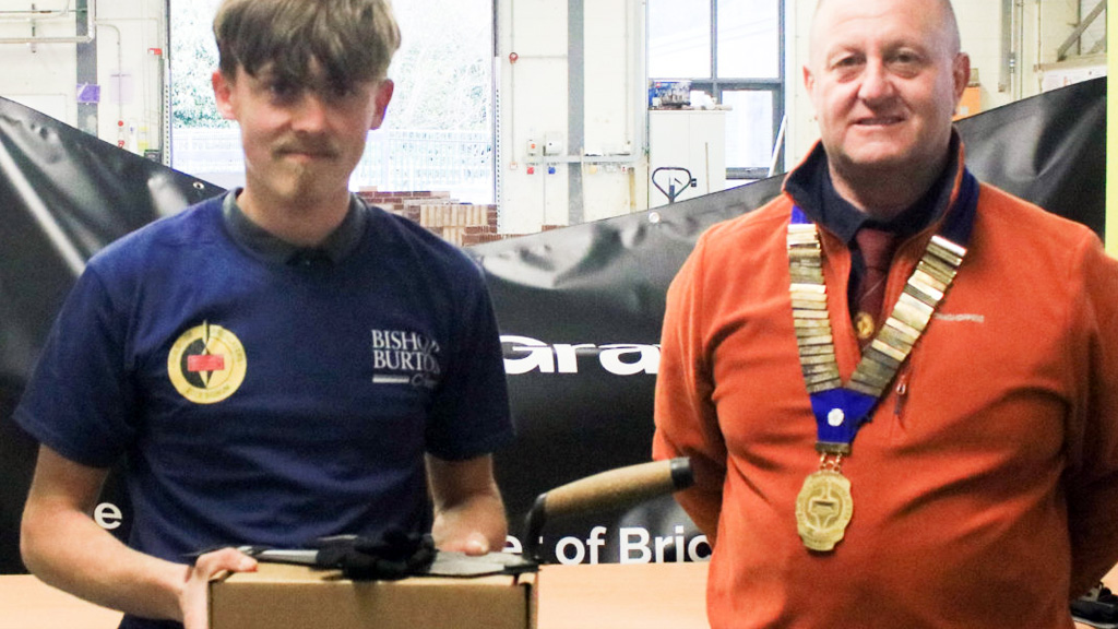 Bricklaying apprentice with his tutor 